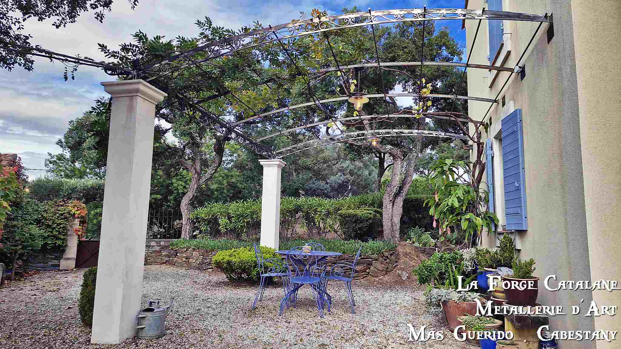 pergola ouvragee avec volutes forge catalane.jpg